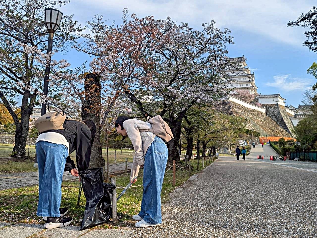 お城のそうじ

朝の空気を楽しみながらボランティア
平成３年より「姫路城大好き！」「お城のために何か自分でできることをしたい！」という方々に支えられ、
毎月第2日曜日の朝７時から実施しています。
合言葉は「お城のそうじは心のそうじ」