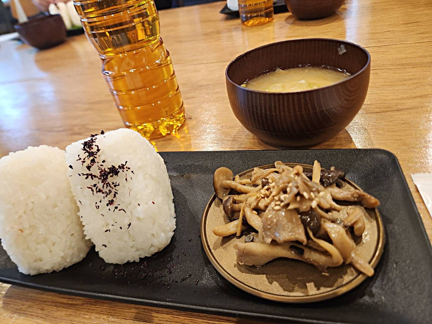 くつろぎ屋ごはん会とミニおはなしスペース