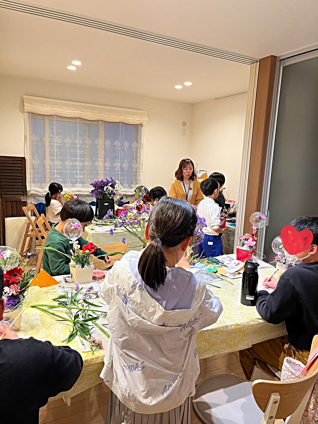 花育❣️「4月テーマは母の日アレンジ。お母さんの喜ぶお花を自分で選んで世界に一つのお花を作ろう♬」

花育とは子供達が花や緑に触れる機会を通じて、優しさや美しさを感じる心を育む活動です。アトリエパンセの花育は自分で使う花を選ぶところから体験します。

また器も装飾できたり、クラフト要素も満載❤️

その一つ一つの積み重ねが、自信となり、楽しみながら自然と集中力、創造力、自己肯定感が育まれていきます。