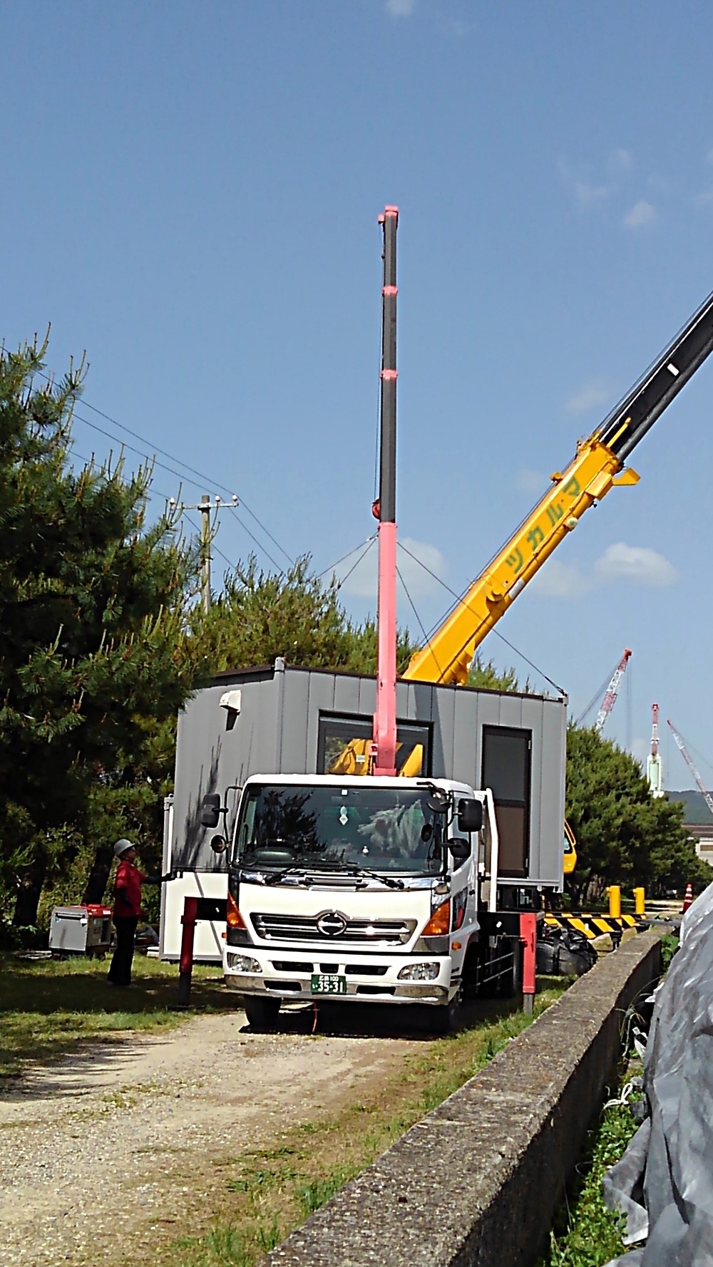 干潟の施工が始まりました。6月末頃終了予定です。少し離れてなら見られますよ。