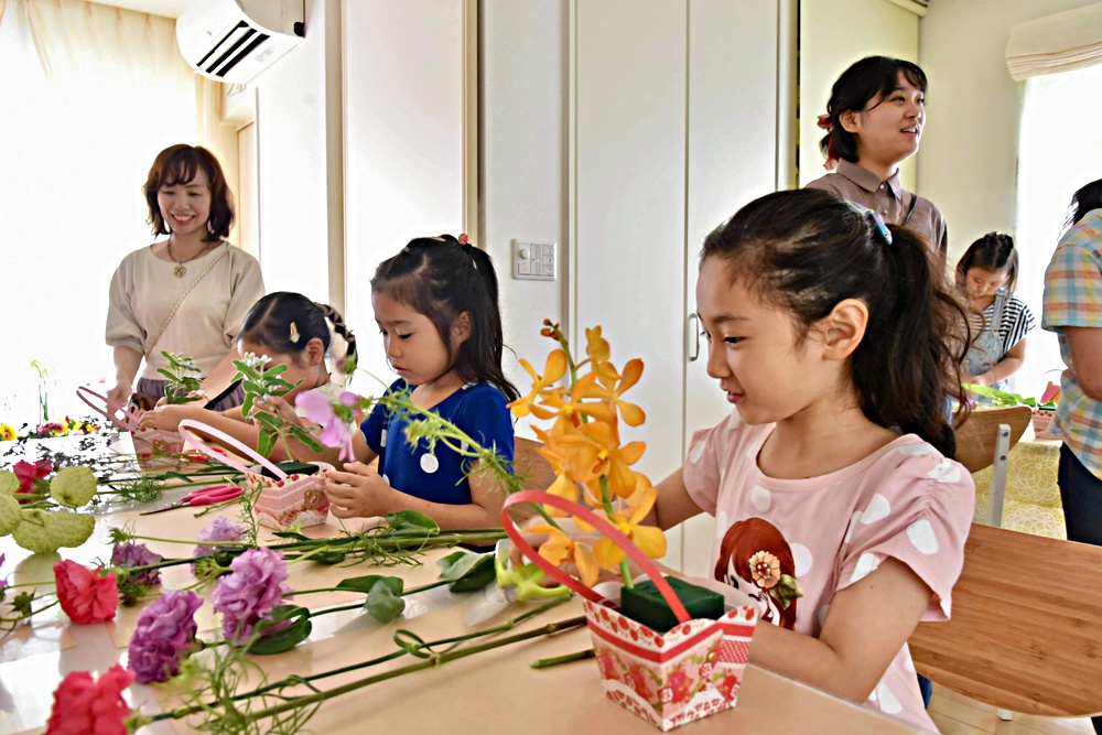 春のお花で親子で癒しの時間♫参加費無料！室内開催なので、雨でも大丈夫♬マルシェも同時開催。花育体験会やクラフト体験、美味しいおやつや体に優しいご飯もあるよ♫遊びにきてね。