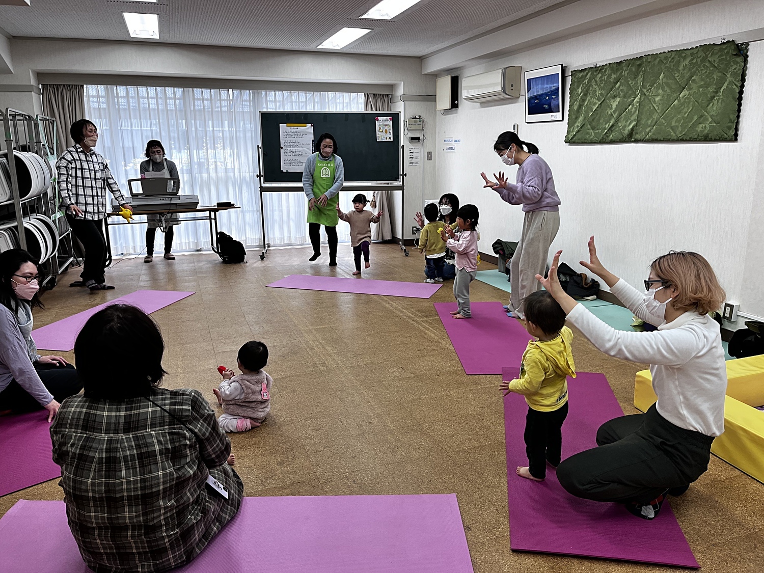 高取山 育児おし ゃべりサロン 就園前のお子さんと保護者の皆さんが集まるサロンです。子育ての悩みや疑問など気軽におしゃべりしに来ませんか?優しいスタッフがお待ちしています!(^^)