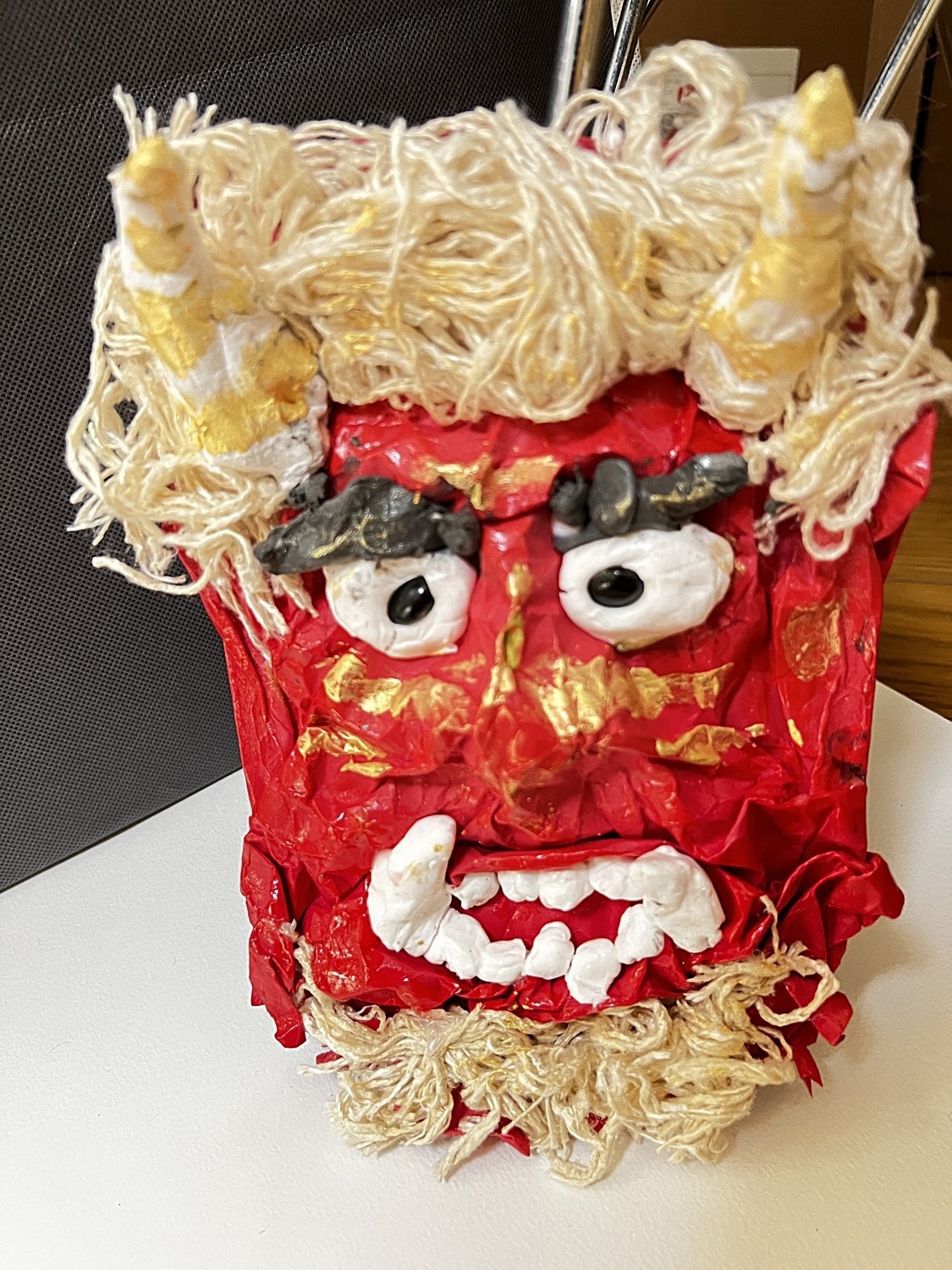 鬼を作ろう!  2025年1月13日（祭日）にシェアノマで鬼の面をいっしょに制作する子供たちを募集します。 （３歳以上の幼児・小学生低学年） 2025年2月2日の節分の豆まきに♬鬼は外、福は内〜♬ 。鬼のお面を頭につけても、壁や玄関にも飾れます。 とってもおもしろい顔の鬼！なまはげのようにこわい鬼！赤鬼・青鬼！顔の凸凹を手でこねこね制作しましょう。