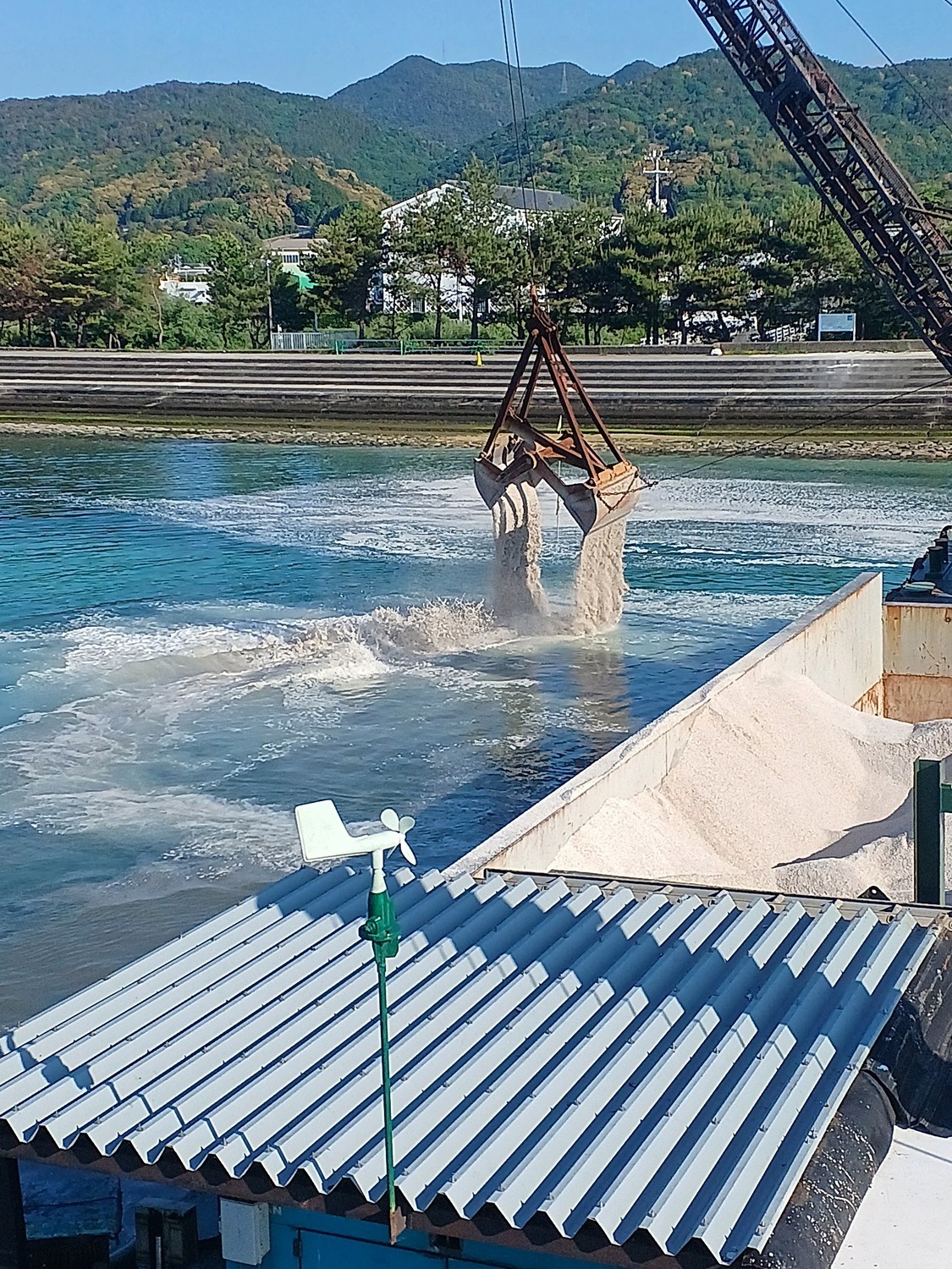 風早干潟でのカキ殻の海側からの施工は5/7 朝7時頃の予定です。朝早いですが、興味ある人はどうぞ。これも圧巻です。