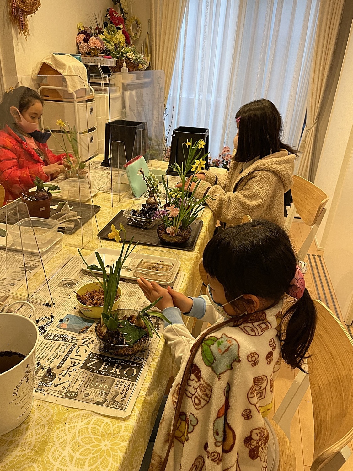心を育む花育教室♪本物の竹にお正月のお花を生けよう