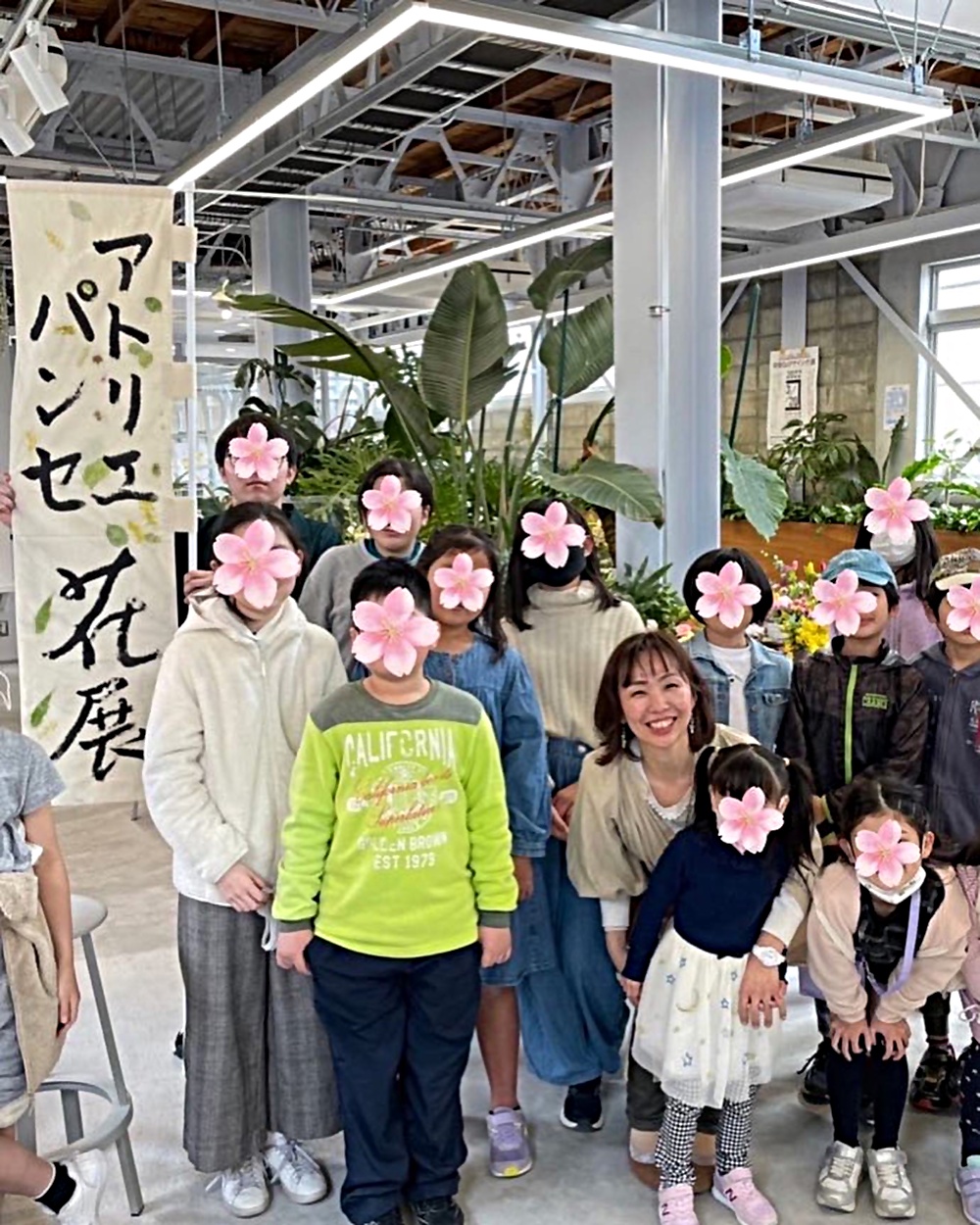 春のお花で親子で癒しの時間♫参加費無料！室内開催なので、雨でも大丈夫♬マルシェも同時開催。花育体験会やクラフト体験、美味しいおやつや体に優しいご飯もあるよ♫遊びにきてね。