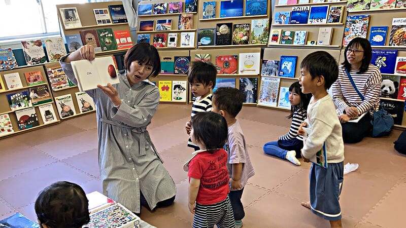 イオン貝塚店で開催！「絵の本ひろば」(子どもの居場所づくり研修)