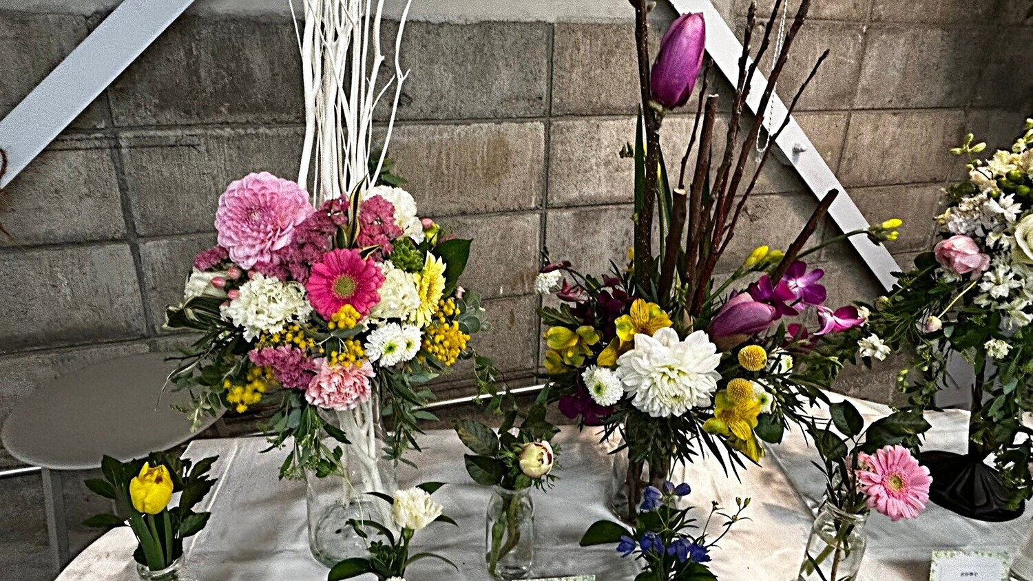 春の花爛漫の会場で季節の花を親子で楽しみませんか♫

大人の生徒の皆さんと花育の子供達、総勢40名以上のみなさんで会場を花で彩ます。

入場料無料。室内開催なので雨でも楽しめます。

28日の夜はリレーフォーライフと共催してルミナリエで会場をライトアップ。
29日は水間寺春フェスタも開催。花育体験会も開催しています。1500円で好きなだけ好きなお花をアレンジできるこの企画は毎回大人気で、花がなくなり次第終了します。15時よりピアノ生演奏もあり。是非遊びにきてね。