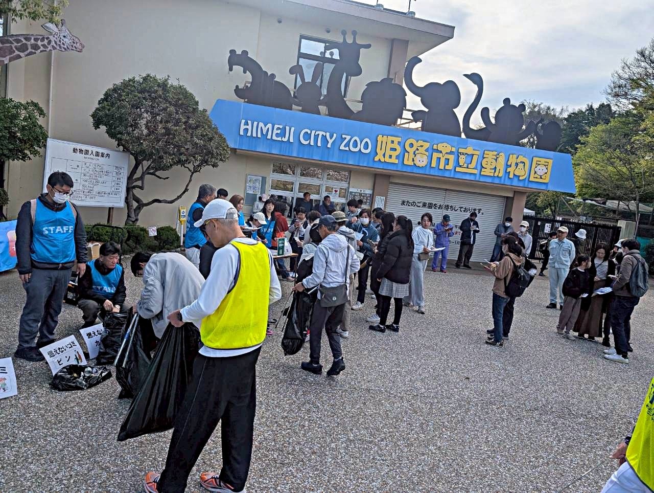 お城のそうじ

朝の空気を楽しみながらボランティア
平成３年より「姫路城大好き！」「お城のために何か自分でできることをしたい！」という方々に支えられ、
毎月第2日曜日の朝７時から実施しています。
合言葉は「お城のそうじは心のそうじ」
