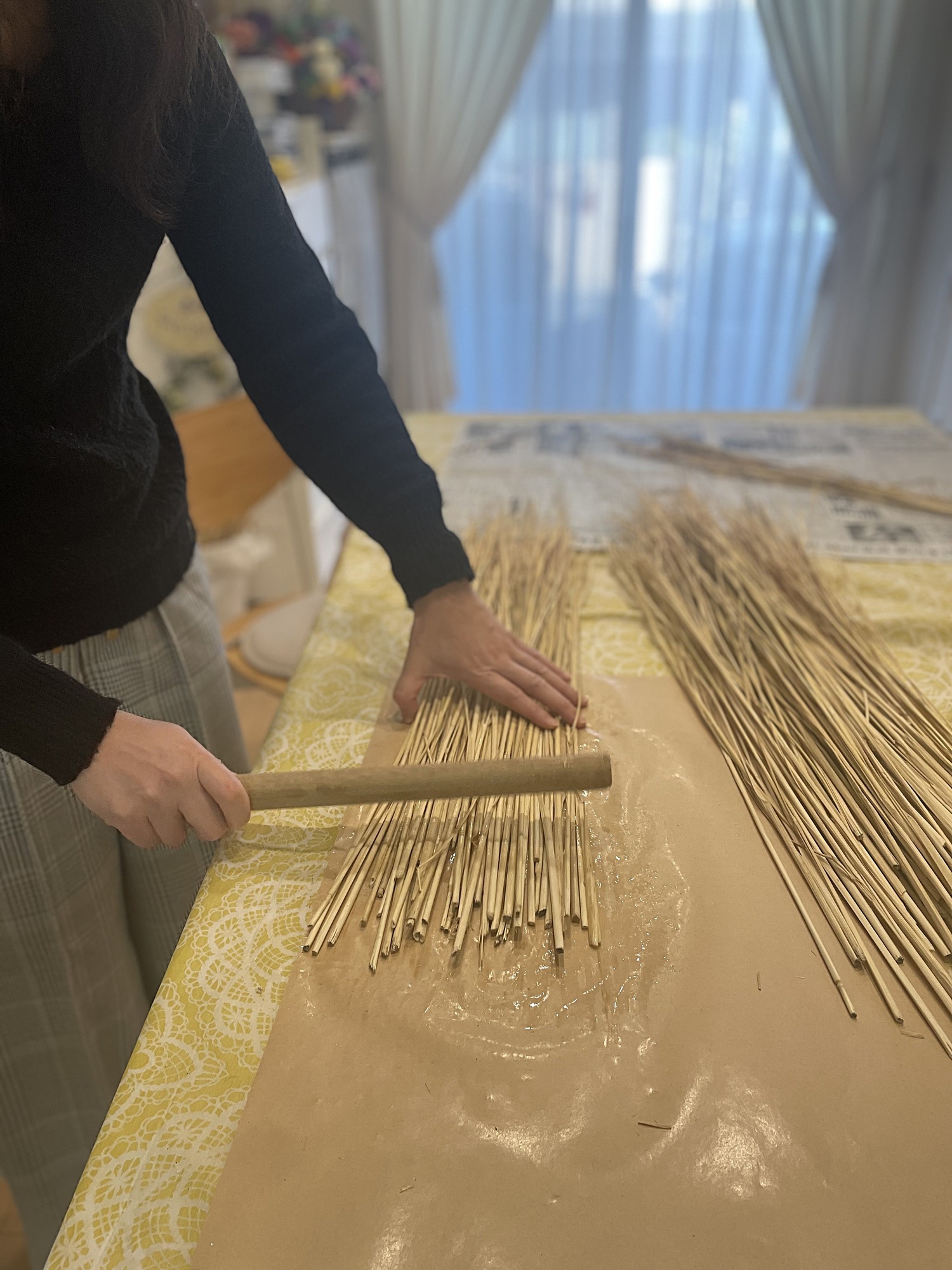 地元の稲藁で土台から作るしめ縄レッスン。お花や飾りは自由に選んで世界に一つだけのしめ縄で新年を迎えましょう迎えましょう！