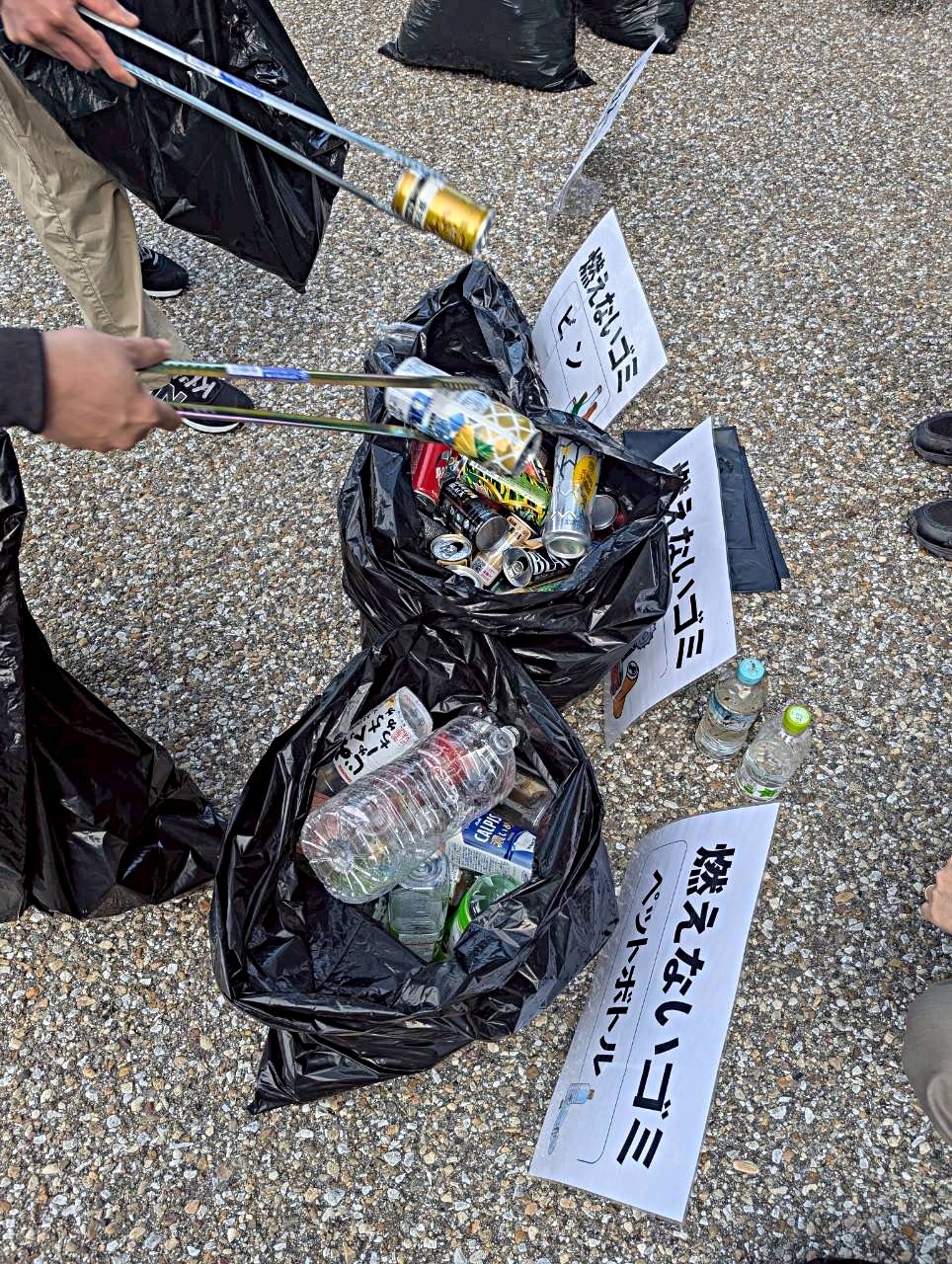 お城のそうじ

朝の空気を楽しみながらボランティア
平成３年より「姫路城大好き！」「お城のために何か自分でできることをしたい！」という方々に支えられ、
毎月第2日曜日の朝７時から実施しています。
合言葉は「お城のそうじは心のそうじ」