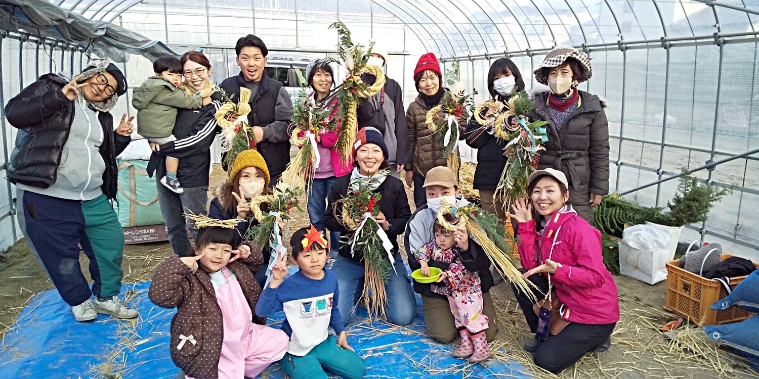 まるの畑でしめ縄作りとぜんざいの会♪地元のパワーたっぷりの稲藁で年神様を迎えるしめ縄を手作りしよう！手作りすることでパワーUPしますよ♬また、しめ縄の由来や役割など歴史や文化も学び親子で心豊かなお正月を迎えましょう