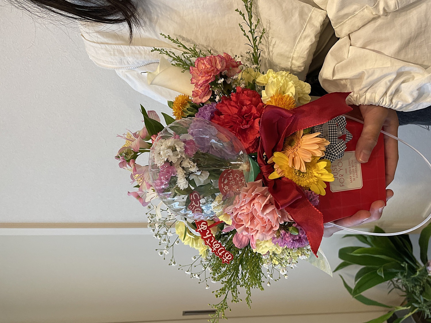 花育❣️「4月テーマは母の日アレンジ。お母さんの喜ぶお花を自分で選んで世界に一つのお花を作ろう♬」

花育とは子供達が花や緑に触れる機会を通じて、優しさや美しさを感じる心を育む活動です。アトリエパンセの花育は自分で使う花を選ぶところから体験します。

また器も装飾できたり、クラフト要素も満載❤️

その一つ一つの積み重ねが、自信となり、楽しみながら自然と集中力、創造力、自己肯定感が育まれていきます。
