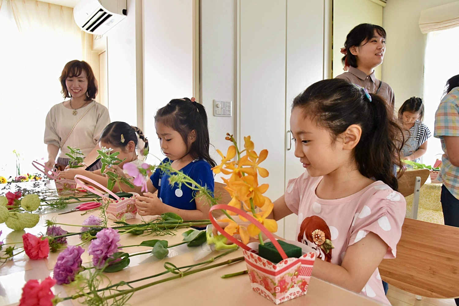 花育❣️「4月テーマは母の日アレンジ。お母さんの喜ぶお花を自分で選んで世界に一つのお花を作ろう♬」

花育とは子供達が花や緑に触れる機会を通じて、優しさや美しさを感じる心を育む活動です。アトリエパンセの花育は自分で使う花を選ぶところから体験します。

また器も装飾できたり、クラフト要素も満載❤️

その一つ一つの積み重ねが、自信となり、楽しみながら自然と集中力、創造力、自己肯定感が育まれていきます。