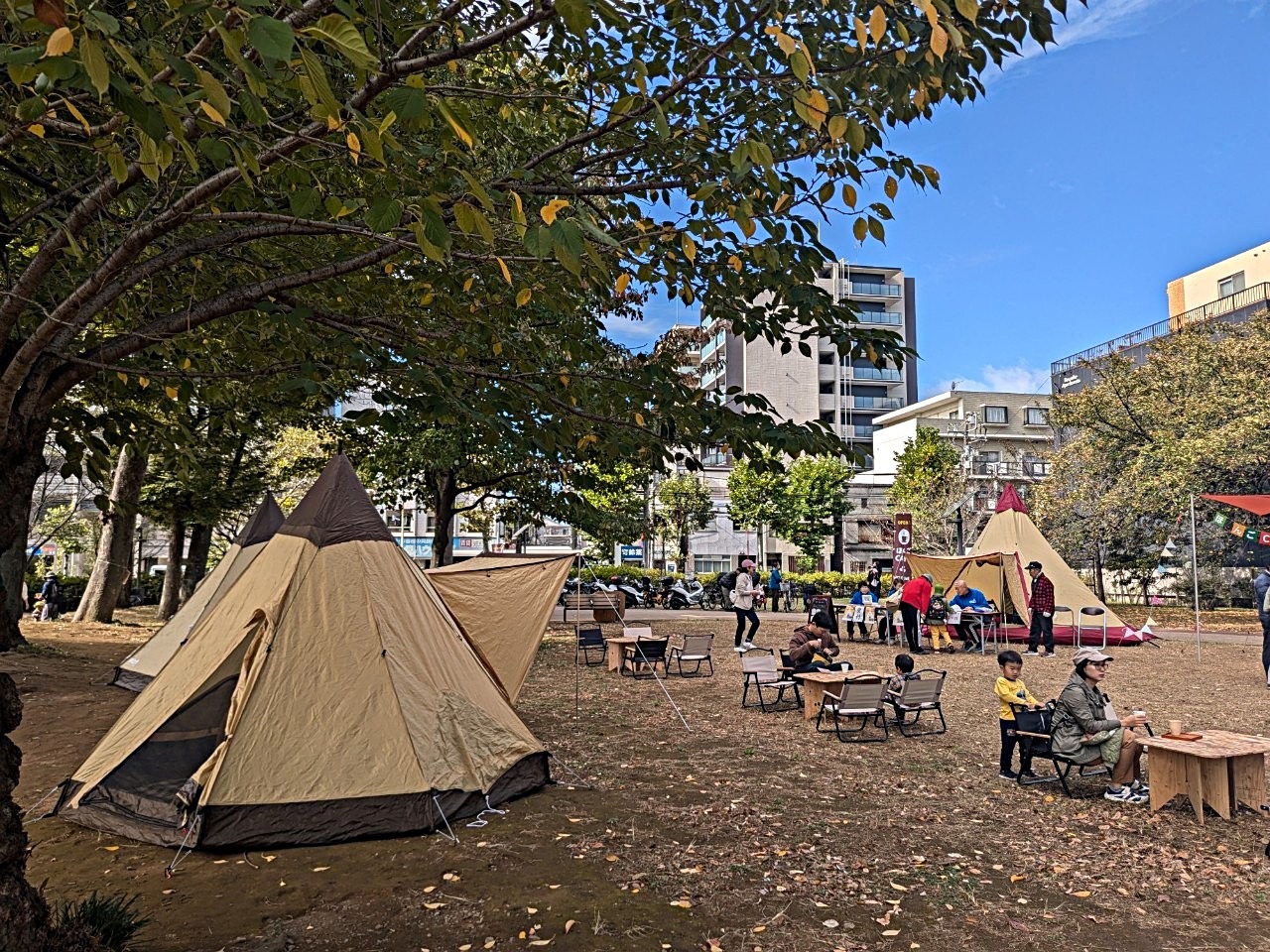 『ほんごcafe』＠本五ふれあい公園　12月14日(日)開催☕️大きなトランポリンで思い切りからだを動かそう！！　コーヒー代（参加費）大人のみ１００円。こどもは全部のアクティビティを無料であそべます！「工作ワークショップ」「宝さがし」もあるよ。