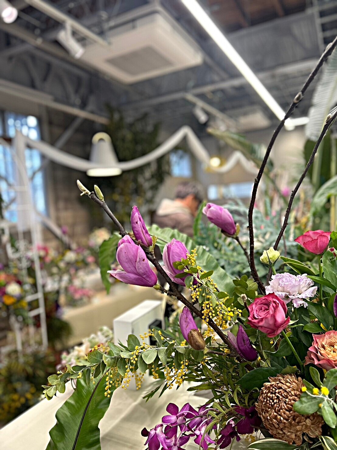春の花爛漫の会場で季節の花を親子で楽しみませんか♫

大人の生徒の皆さんと花育の子供達、総勢40名以上のみなさんで会場を花で彩ます。

入場料無料。室内開催なので雨でも楽しめます。

28日の夜はリレーフォーライフと共催してルミナリエで会場をライトアップ。
29日は水間寺春フェスタも開催。花育体験会も開催しています。1500円で好きなだけ好きなお花をアレンジできるこの企画は毎回大人気で、花がなくなり次第終了します。15時よりピアノ生演奏もあり。是非遊びにきてね。