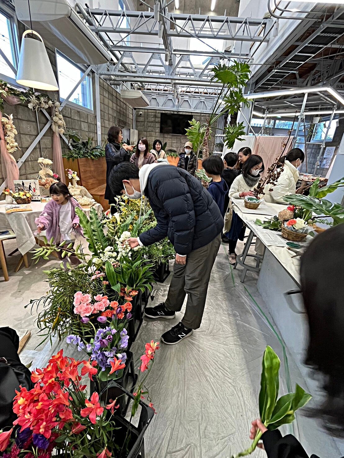 春の花爛漫の会場で季節の花を親子で楽しみませんか♫

大人の生徒の皆さんと花育の子供達、総勢40名以上のみなさんで会場を花で彩ます。

入場料無料。室内開催なので雨でも楽しめます。

28日の夜はリレーフォーライフと共催してルミナリエで会場をライトアップ。
29日は水間寺春フェスタも開催。花育体験会も開催しています。1500円で好きなだけ好きなお花をアレンジできるこの企画は毎回大人気で、花がなくなり次第終了します。15時よりピアノ生演奏もあり。是非遊びにきてね。