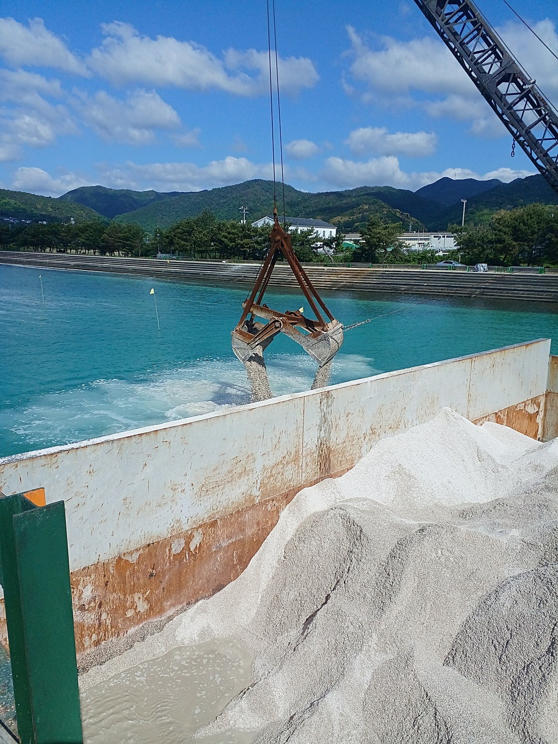 風早干潟でのカキ殻の海側からの施工は5/7 朝7時頃の予定です。朝早いですが、興味ある人はどうぞ。これも圧巻です。