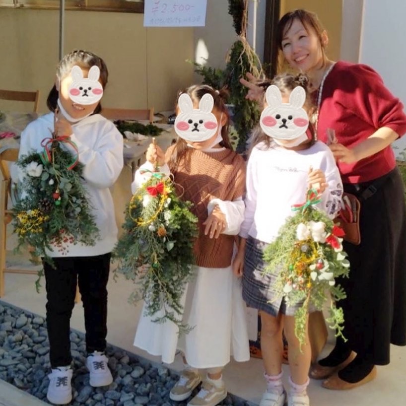 手作り黒板をドライフラワーで彩りましょう