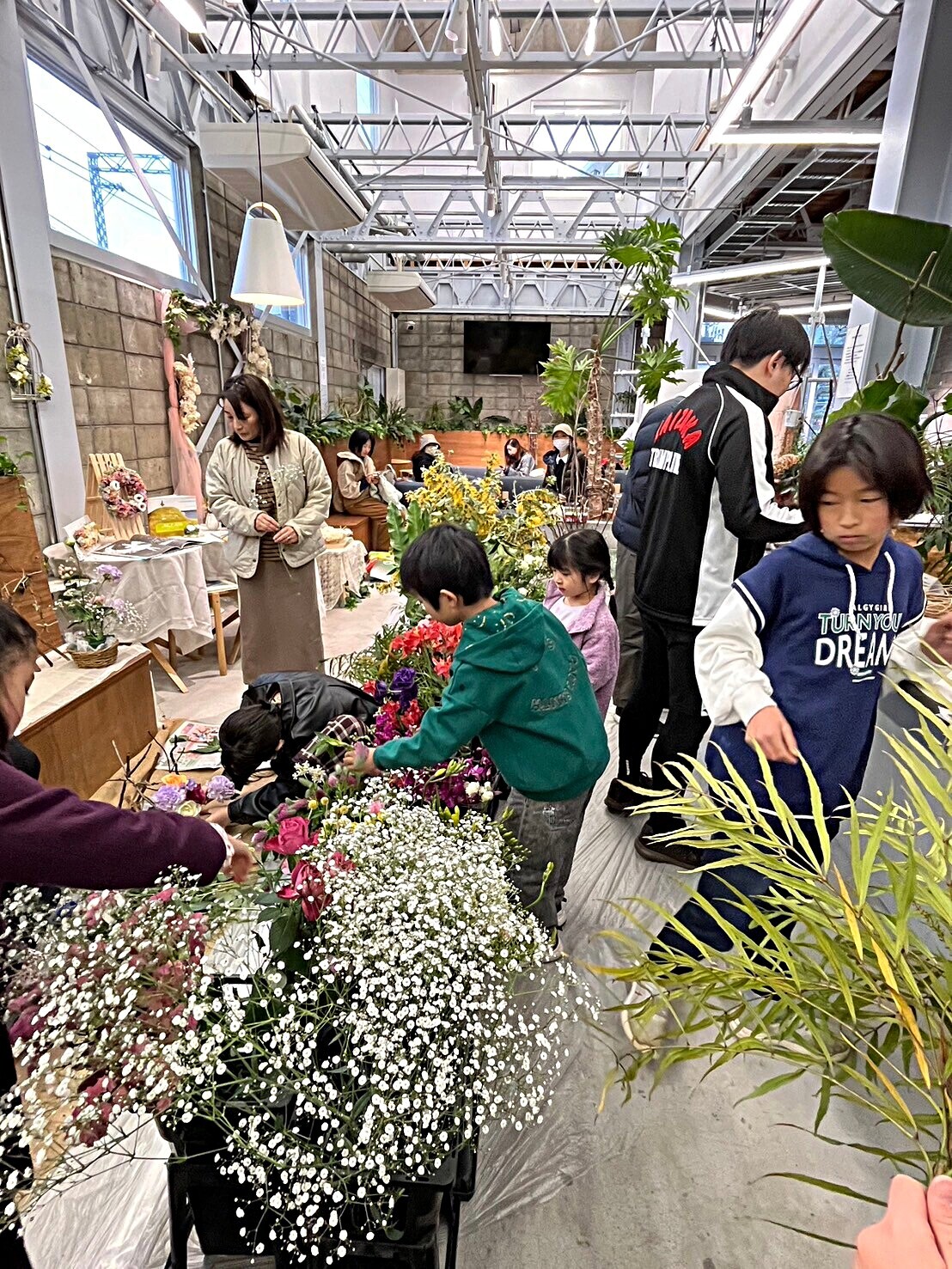 春の花爛漫の会場で季節の花を親子で楽しみませんか♫

大人の生徒の皆さんと花育の子供達、総勢40名以上のみなさんで会場を花で彩ます。

入場料無料。室内開催なので雨でも楽しめます。

28日の夜はリレーフォーライフと共催してルミナリエで会場をライトアップ。
29日は水間寺春フェスタも開催。花育体験会も開催しています。1500円で好きなだけ好きなお花をアレンジできるこの企画は毎回大人気で、花がなくなり次第終了します。15時よりピアノ生演奏もあり。是非遊びにきてね。