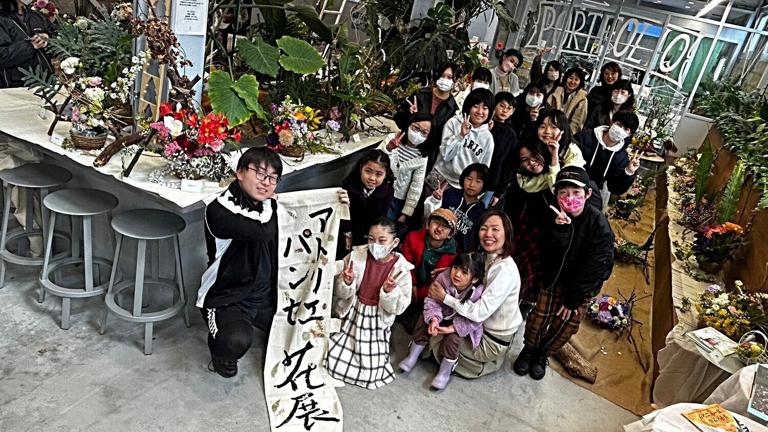 春の花爛漫の会場で季節の花を親子で楽しみませんか♫

大人の生徒の皆さんと花育の子供達、総勢40名以上のみなさんで会場を花で彩ます。

入場料無料。室内開催なので雨でも楽しめます。

28日の夜はリレーフォーライフと共催してルミナリエで会場をライトアップ。
29日は水間寺春フェスタも開催。花育体験会も開催しています。1500円で好きなだけ好きなお花をアレンジできるこの企画は毎回大人気で、花がなくなり次第終了します。15時よりピアノ生演奏もあり。是非遊びにきてね。