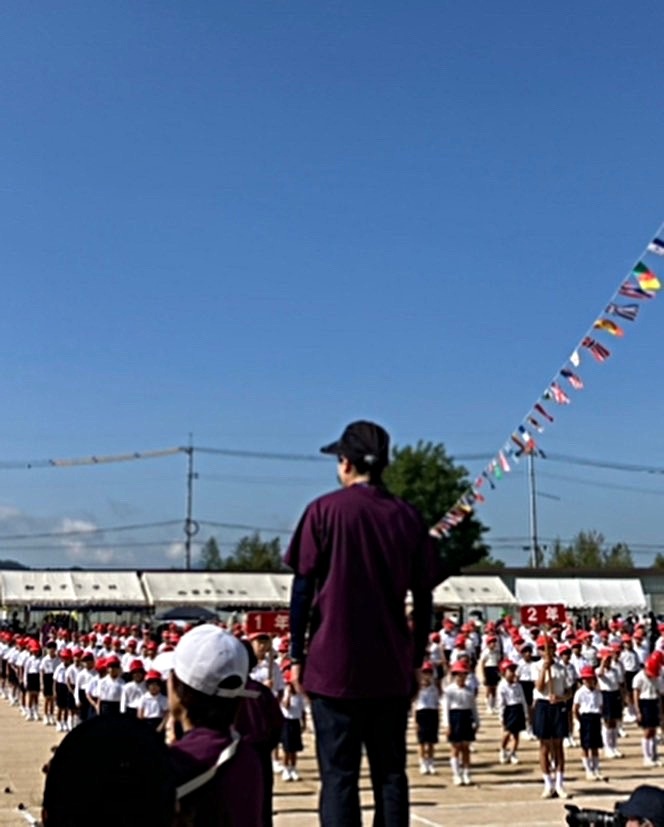 お疲れ様です😊 今日は4年ぶりの第43回御薗宇小学校春季大運動会、区民体育大会です。　 今日まで体育振興会として、色々打合せをしたり、昨日は前日準備でテント貼り等、役員の皆さまのご協力で無事開催できました。 子供たちの元気いっぱいの走りや演舞、声援。学校、地域一体の行事。全てがなつかしくなんだか感極まってしまいました。 全てが無事終わりよかったなぁ〜という話しです。 皆さまお疲れ様でした♪ #御薗宇小学校 #御薗宇体育振興会 #御薗宇