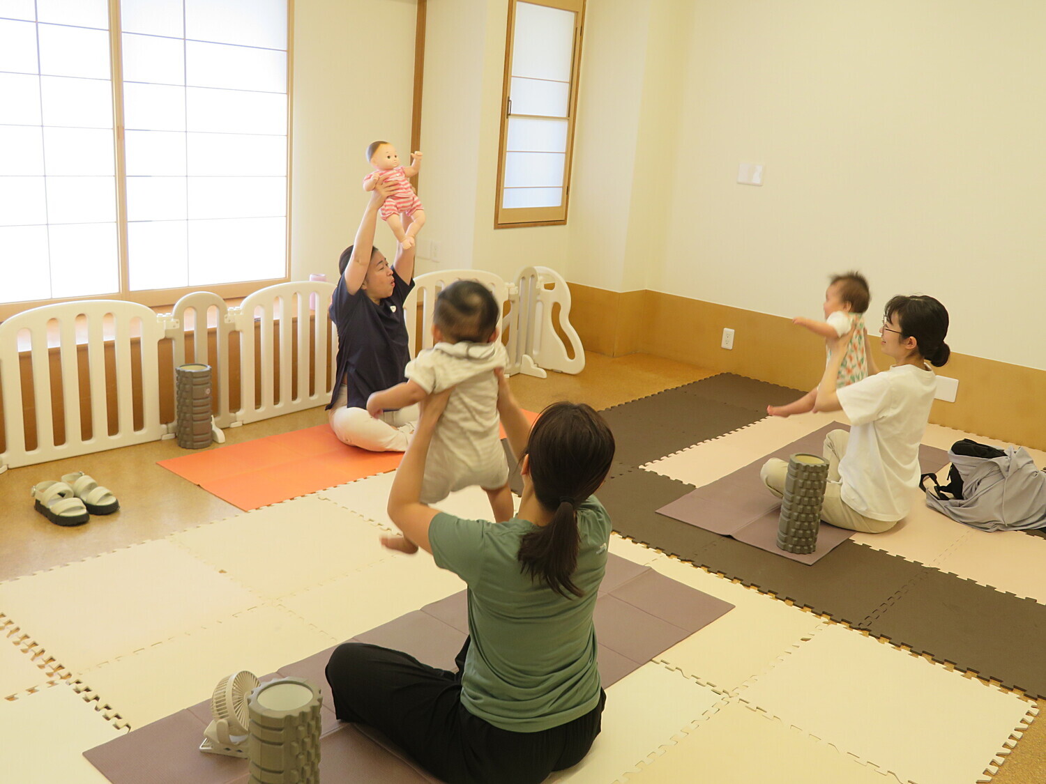 地域子育て交流「ころころねんね　親子でゆるヨガ」