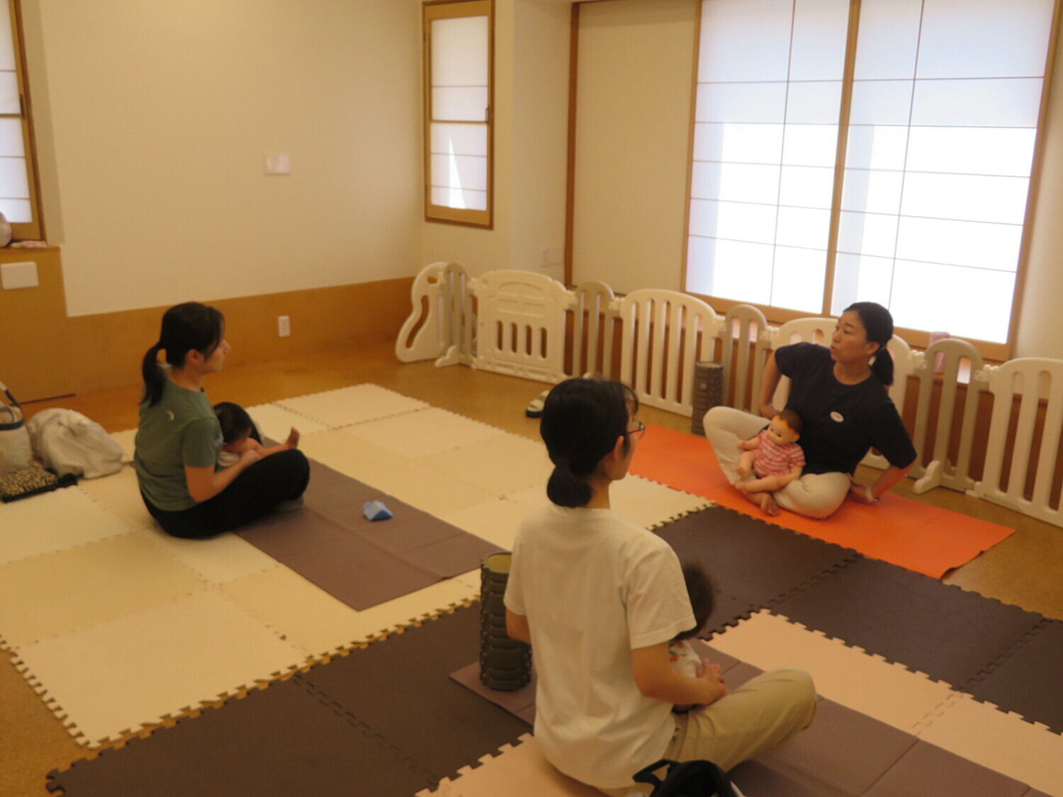 地域子育て交流「ころころねんね　親子でゆるヨガ」