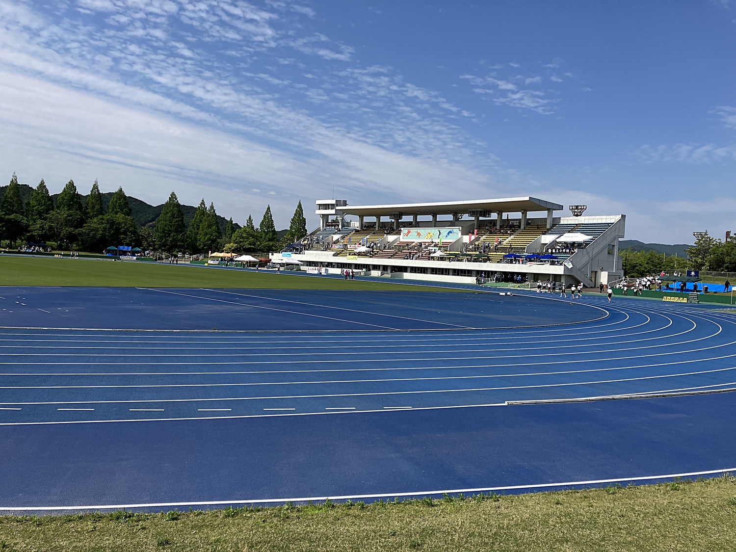 お疲れ様です😊 今日は日頃の行いにより晴天に恵まれ、第35回市民スポーツ大会陸上の部が4年ぶりに制限無しの通常開催です。東広島市内の小学校区に分かれての各競技が繰り広げられます。100m走やリレーはガチ走で見応え充分になることでしょう。 前年度5位の我が御薗宇小学校区どうなるでしょうか！がんばれー御薗宇小学校😊 