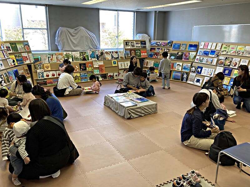 イオン貝塚店で開催！「絵の本ひろば」(子どもの居場所づくり研修)