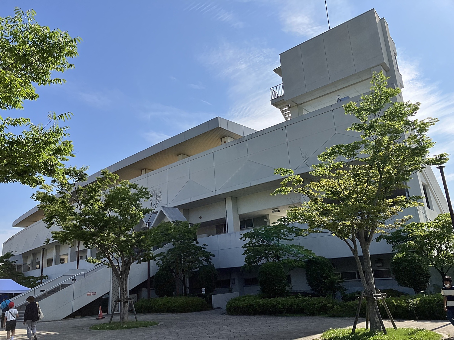 お疲れ様です😊 今日は日頃の行いにより晴天に恵まれ、第35回市民スポーツ大会陸上の部が4年ぶりに制限無しの通常開催です。東広島市内の小学校区に分かれての各競技が繰り広げられます。100m走やリレーはガチ走で見応え充分になることでしょう。 前年度5位の我が御薗宇小学校区どうなるでしょうか！がんばれー御薗宇小学校😊 
