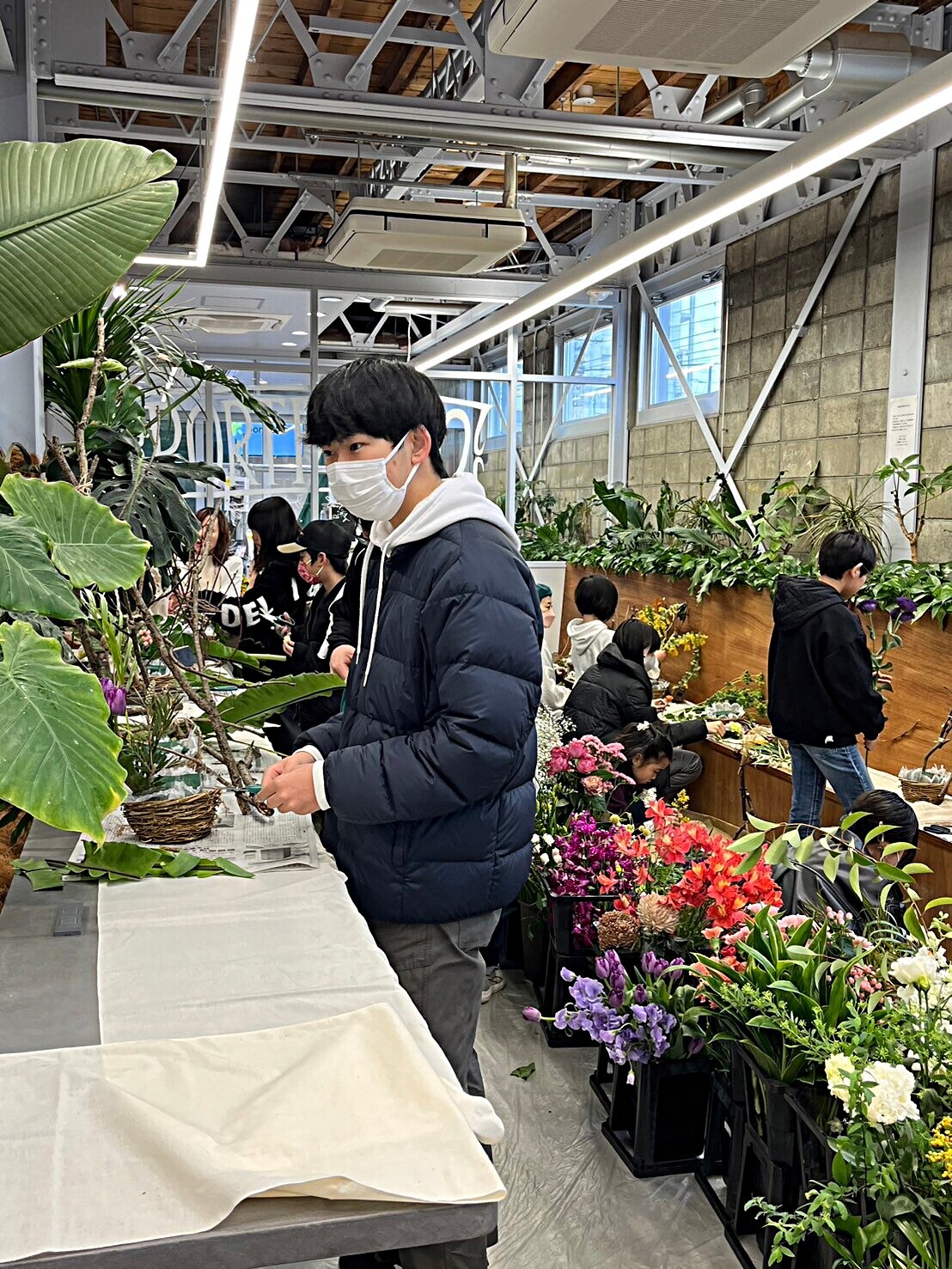 春の花爛漫の会場で季節の花を親子で楽しみませんか♫

大人の生徒の皆さんと花育の子供達、総勢40名以上のみなさんで会場を花で彩ます。

入場料無料。室内開催なので雨でも楽しめます。

28日の夜はリレーフォーライフと共催してルミナリエで会場をライトアップ。
29日は水間寺春フェスタも開催。花育体験会も開催しています。1500円で好きなだけ好きなお花をアレンジできるこの企画は毎回大人気で、花がなくなり次第終了します。15時よりピアノ生演奏もあり。是非遊びにきてね。