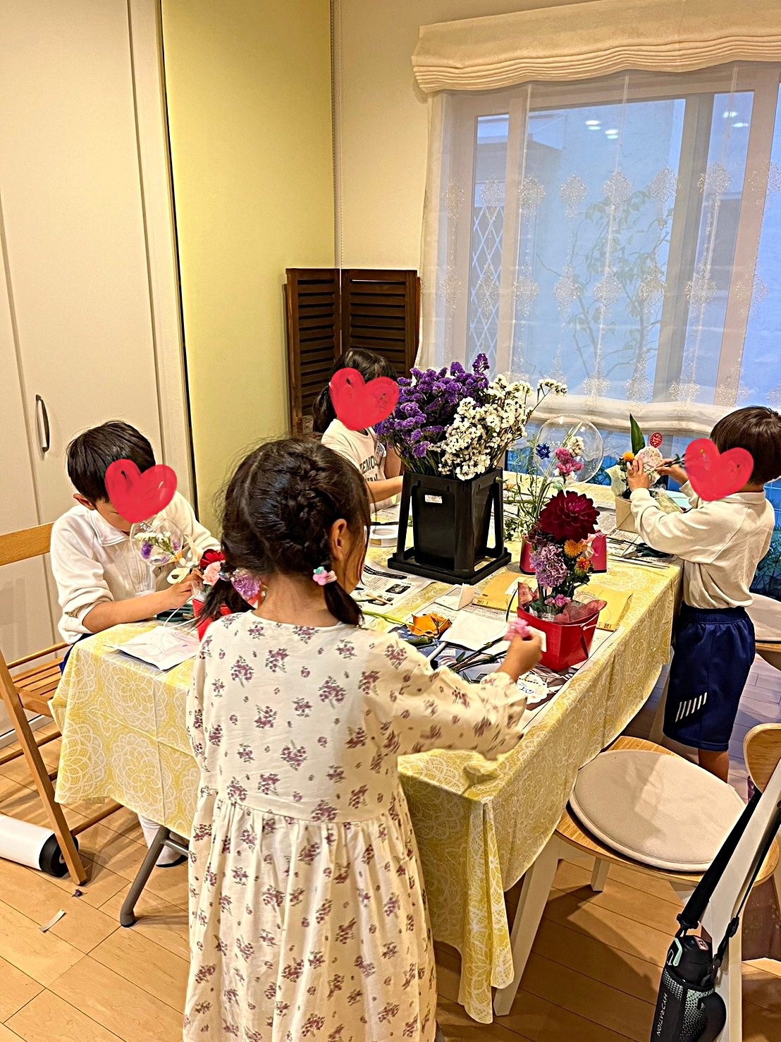 花育❣️「4月テーマは母の日アレンジ。お母さんの喜ぶお花を自分で選んで世界に一つのお花を作ろう♬」

花育とは子供達が花や緑に触れる機会を通じて、優しさや美しさを感じる心を育む活動です。アトリエパンセの花育は自分で使う花を選ぶところから体験します。

また器も装飾できたり、クラフト要素も満載❤️

その一つ一つの積み重ねが、自信となり、楽しみながら自然と集中力、創造力、自己肯定感が育まれていきます。