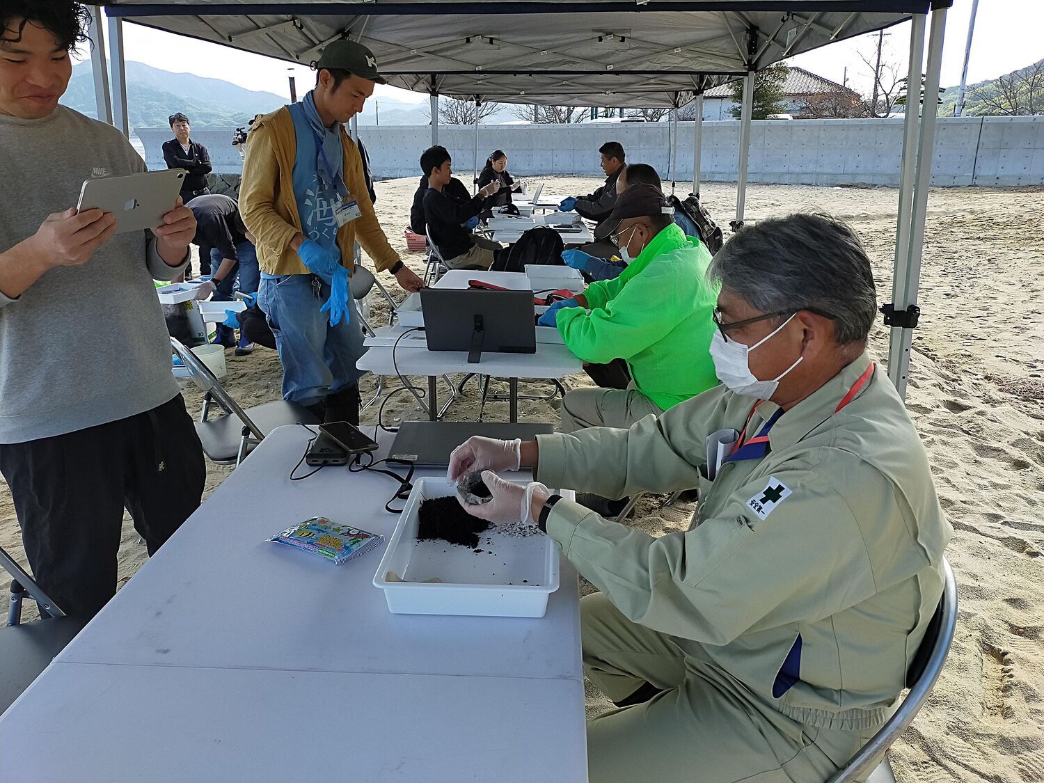 （広島湾ブルーカーボン研究会）アマモの種まき体験会