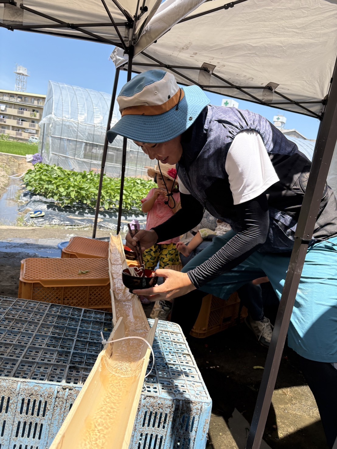 畑で流しそうめんの会