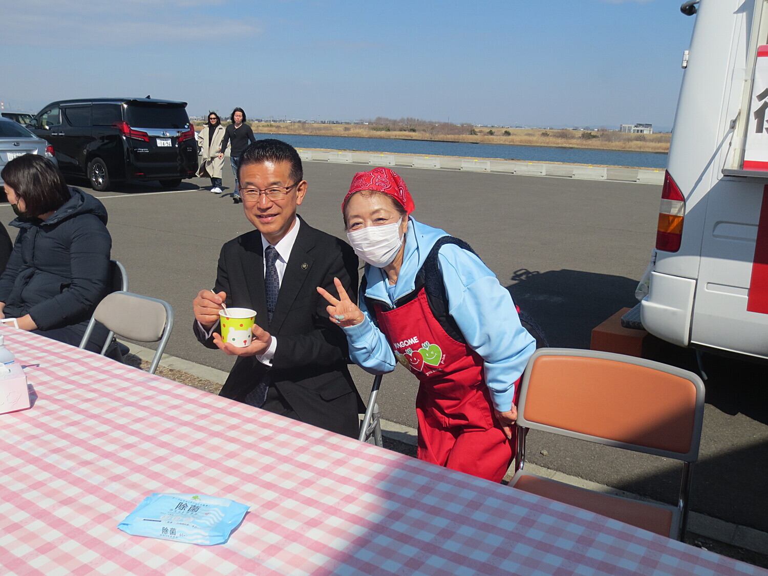 温かいトマトスープとドライトマトパンお振舞い