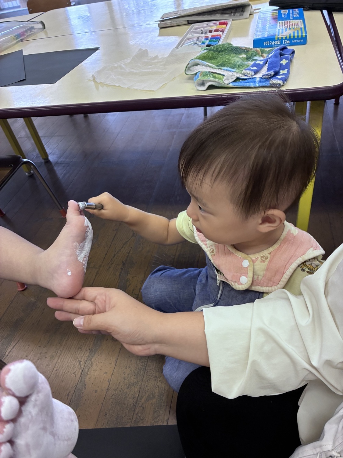 〝秋のどんぐり〟手足型アート