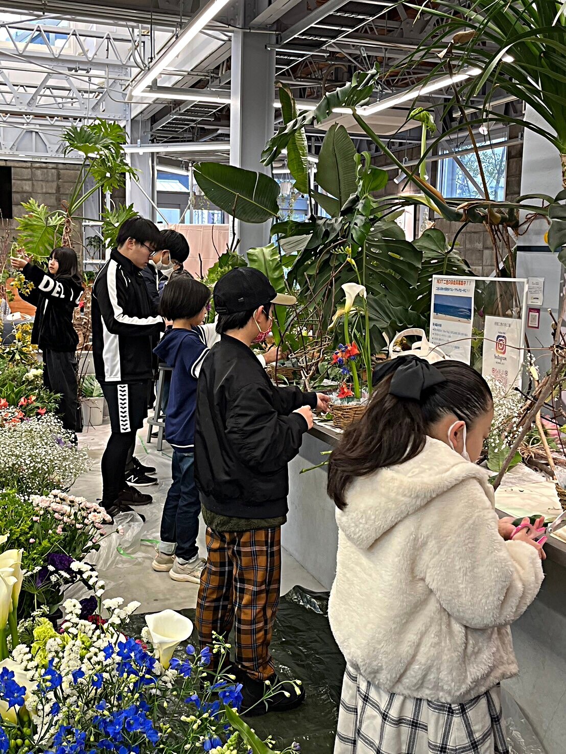 春の花爛漫の会場で季節の花を親子で楽しみませんか♫

大人の生徒の皆さんと花育の子供達、総勢40名以上のみなさんで会場を花で彩ます。

入場料無料。室内開催なので雨でも楽しめます。

28日の夜はリレーフォーライフと共催してルミナリエで会場をライトアップ。
29日は水間寺春フェスタも開催。花育体験会も開催しています。1500円で好きなだけ好きなお花をアレンジできるこの企画は毎回大人気で、花がなくなり次第終了します。15時よりピアノ生演奏もあり。是非遊びにきてね。