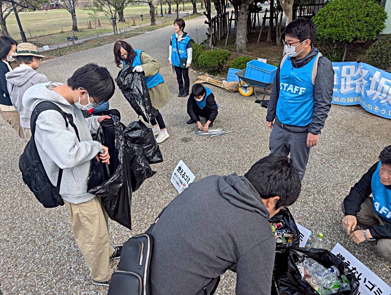 お城のそうじ

朝の空気を楽しみながらボランティア
平成３年より「姫路城大好き！」「お城のために何か自分でできることをしたい！」という方々に支えられ、
毎月第2日曜日の朝７時から実施しています。
合言葉は「お城のそうじは心のそうじ」