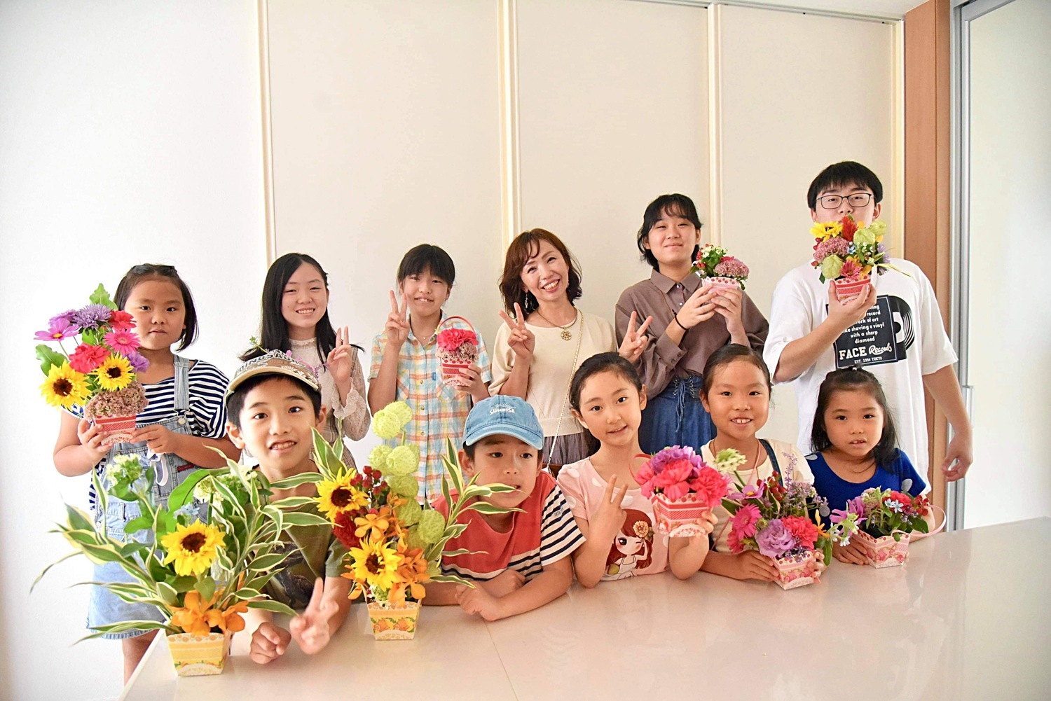 花育❣️「4月テーマは母の日アレンジ。お母さんの喜ぶお花を自分で選んで世界に一つのお花を作ろう♬」

花育とは子供達が花や緑に触れる機会を通じて、優しさや美しさを感じる心を育む活動です。アトリエパンセの花育は自分で使う花を選ぶところから体験します。

また器も装飾できたり、クラフト要素も満載❤️

その一つ一つの積み重ねが、自信となり、楽しみながら自然と集中力、創造力、自己肯定感が育まれていきます。