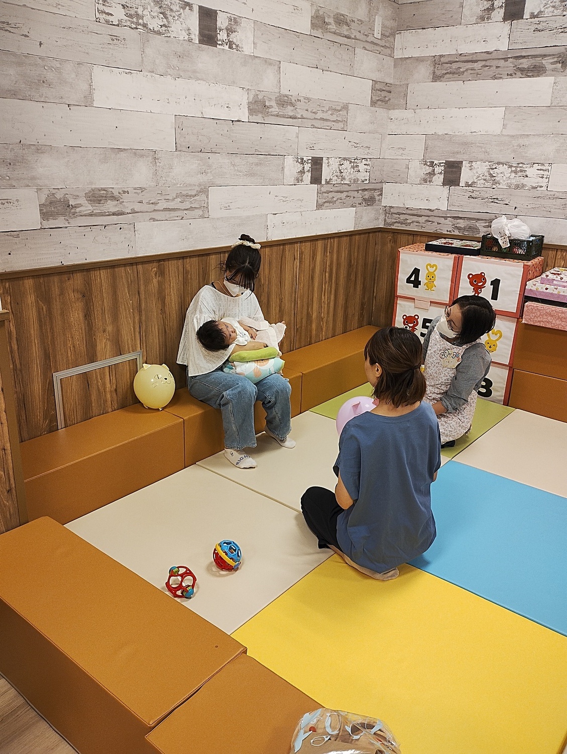 コープ子育てひろば　こころん　　コープ北鈴蘭台【きたすずてらす】でやっています。