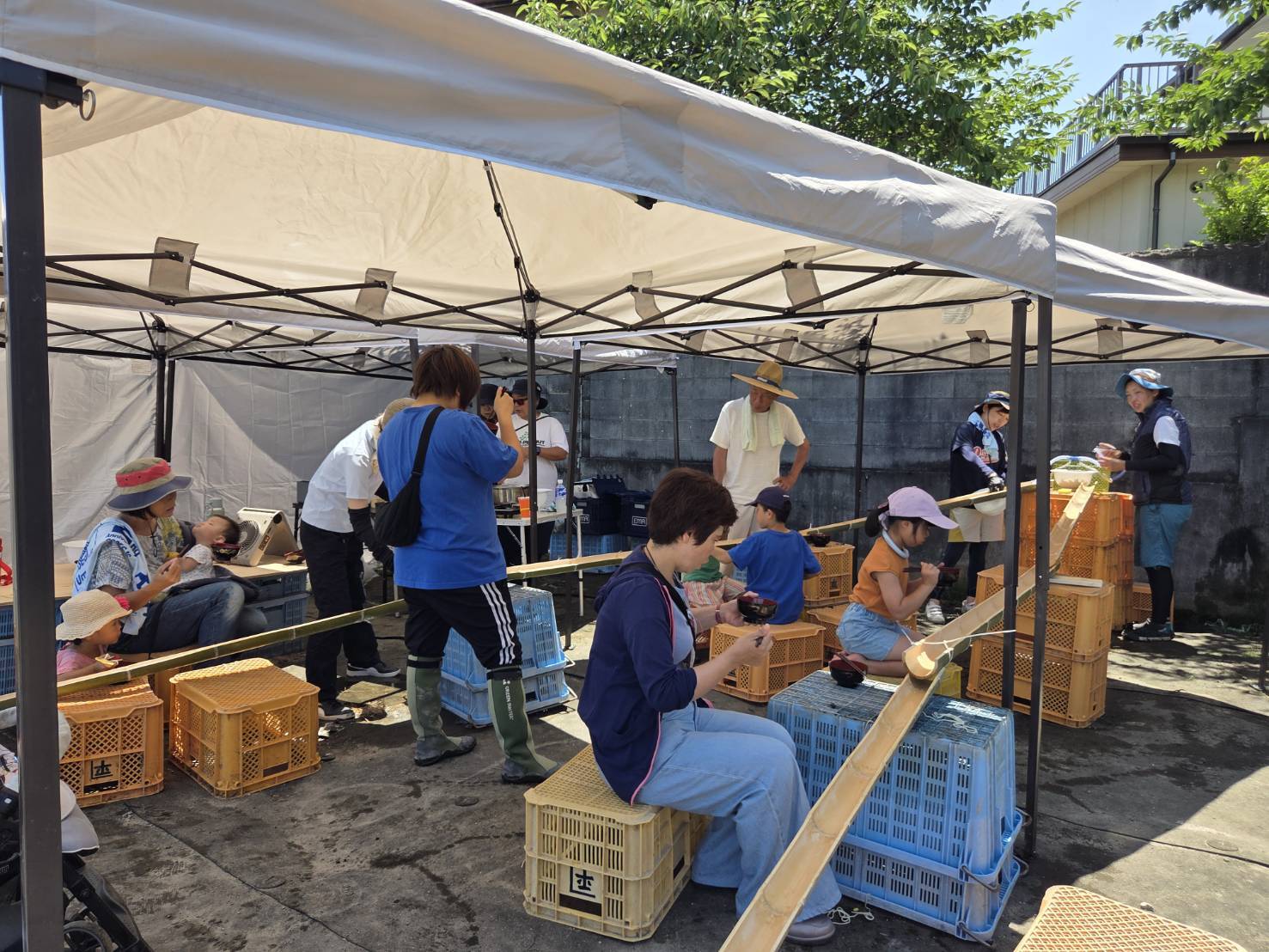 畑で流しそうめんの会