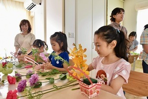 花育❣️「4月テーマは母の日アレンジ。お母さんの喜ぶお花を自分で選んで世界に一つのお花を作ろう♬」

花育とは子供達が花や緑に触れる機会を通じて、優しさや美しさを感じる心を育む活動です。アトリエパンセの花育は自分で使う花を選ぶところから体験します。

また器も装飾できたり、クラフト要素も満載❤️

その一つ一つの積み重ねが、自信となり、楽しみながら自然と集中力、創造力、自己肯定感が育まれていきます。