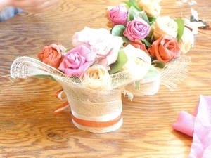 かんなくずでバラの花飾りを作ろう！