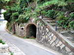 道端の防空壕跡